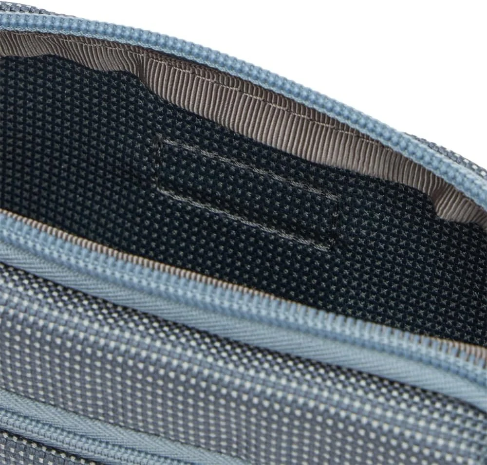 کیف کلاچ زنانه مدل MD20 از برند ماندرینا داک، ساخته شده از متریال تاریخی میتریکس که با دوام، تطبیق پذیری و جلوه ای خیره کننده شناخته می شود.