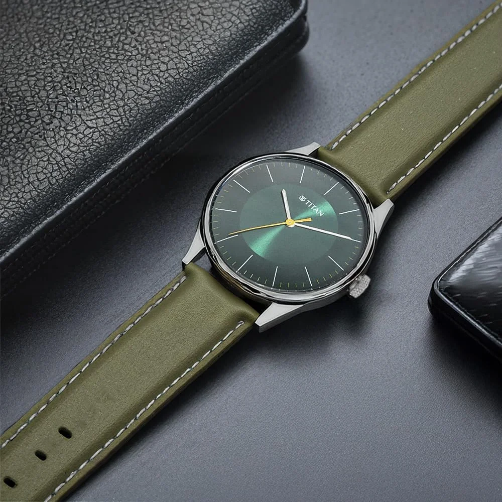 ساعت آنالوگ مردانه تایتان | ساعت رنگ سبز | گزینه | با بند چرمی | صفحه گرد | ظاهری شیک | و مقاوم در برابر آب