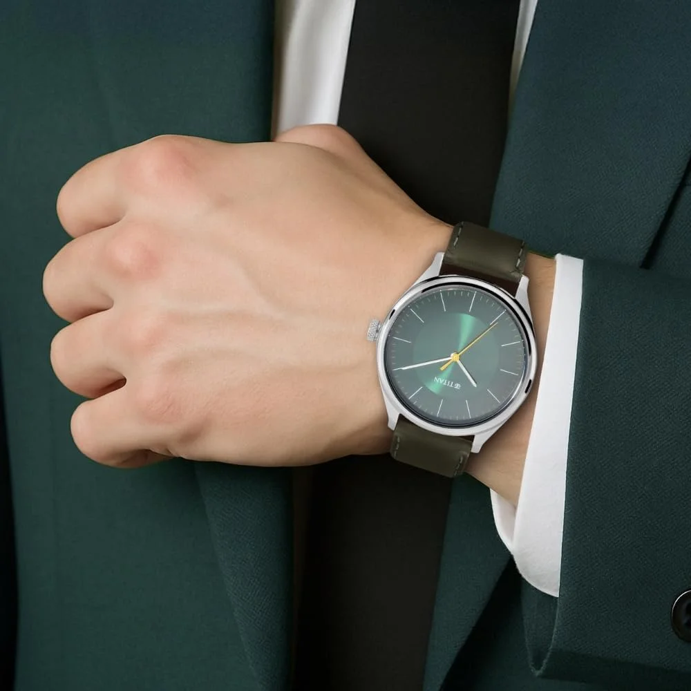 ساعت آنالوگ مردانه تایتان | ساعت رنگ سبز | گزینه | با بند چرمی | صفحه گرد | ظاهری شیک | و مقاوم در برابر آب