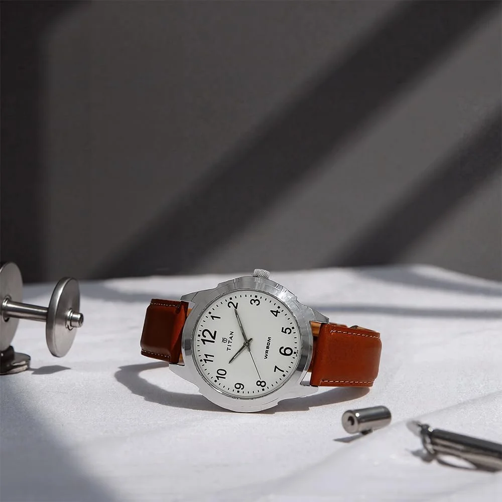 ساعت آنالوگ مردانه تایتان | دارای بند چرمی با کیفیت بالا | صفحه گرد || ساعت با کیفیت بالا | مقاوم در برابر آب | صفحه نقره ای | رنگ قهوه ای روشن