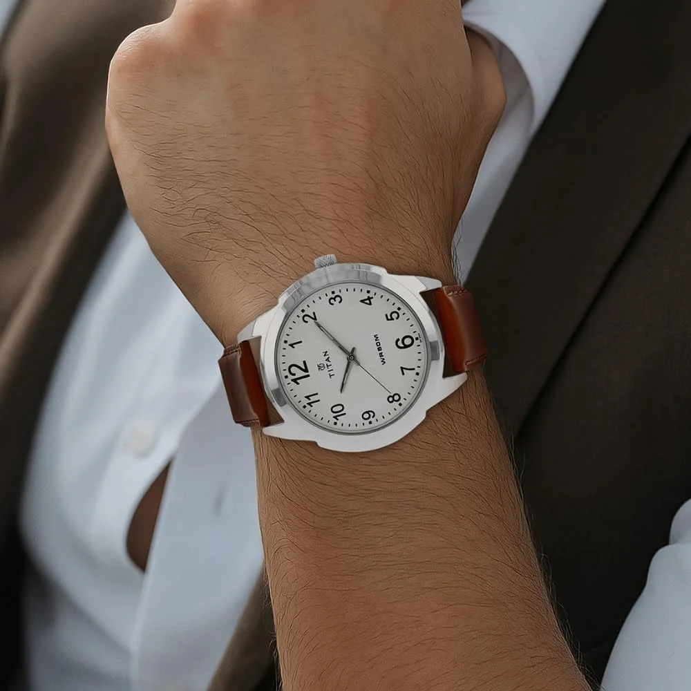 ساعت آنالوگ مردانه تایتان | دارای بند چرمی با کیفیت بالا | صفحه گرد || ساعت با کیفیت بالا | مقاوم در برابر آب | صفحه نقره ای | رنگ قهوه ای روشن