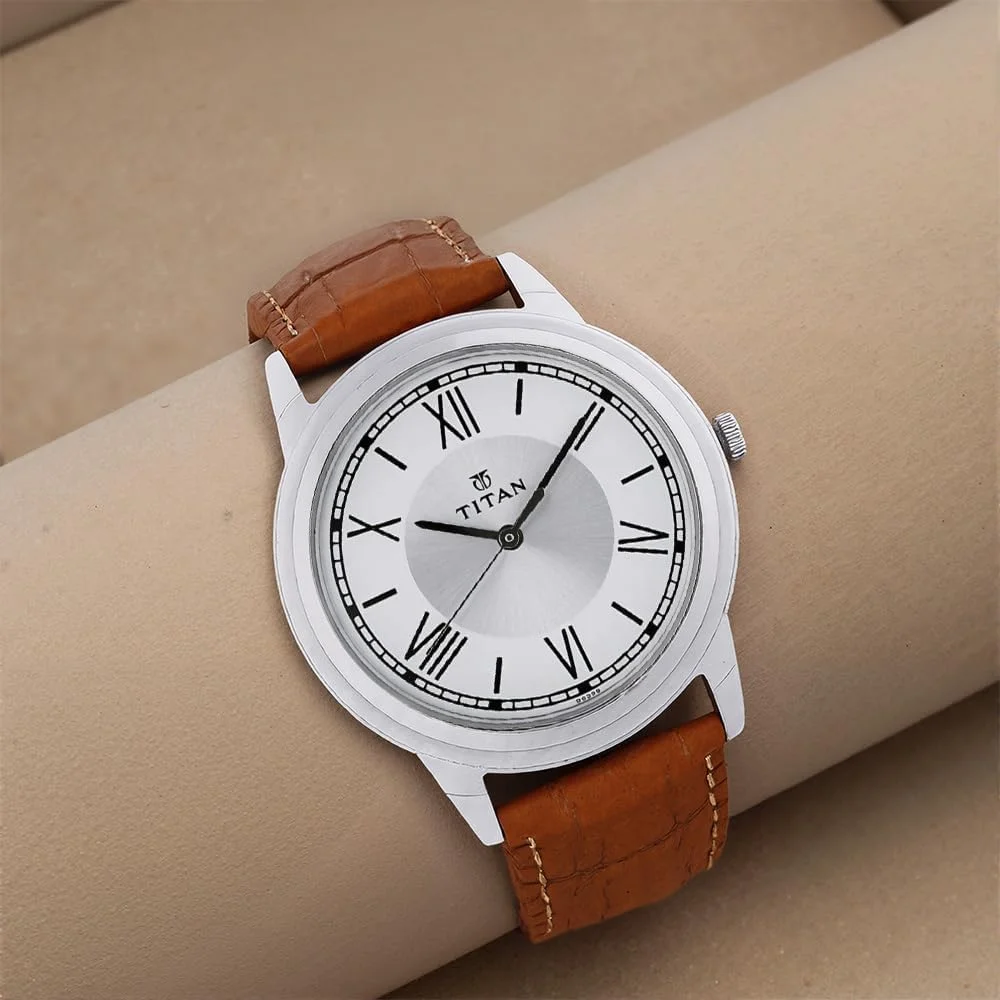 ساعت مچی مردانه تیتان با صفحه نقره ای و بند چرمی رنگی - 1735SL01