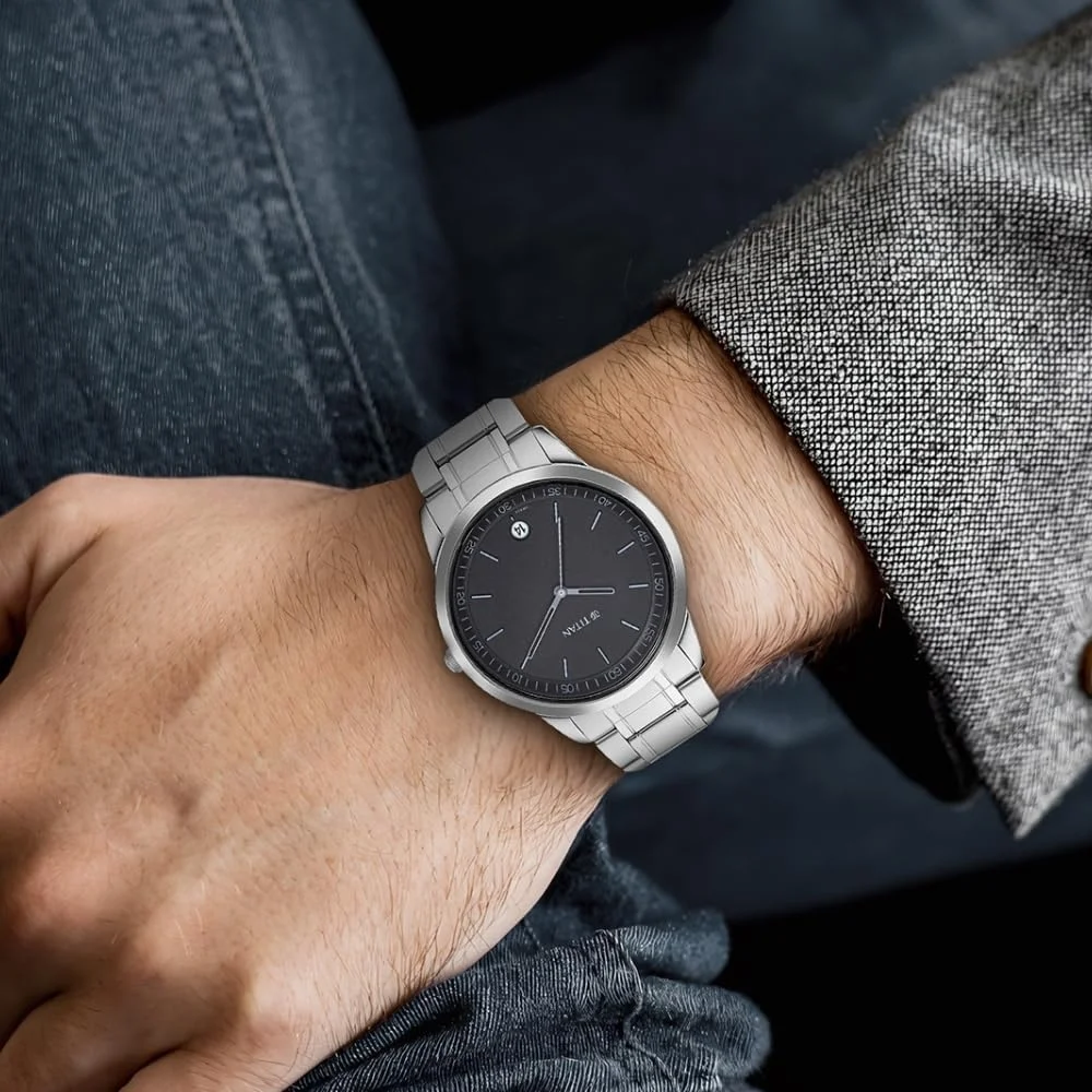 ساعت آنالوگ مردانه تیتان با صفحه مشکی فلزی - Np1806Sm02، رنگ بند - نقره ای