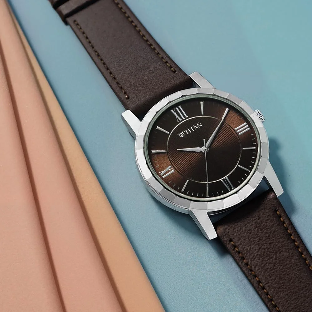 ساعت مچی مردانه تایتان کارিশما زینگ کوارتز آنالوگ با صفحه قهوه ای و بند چرمی مدل 1644SL01