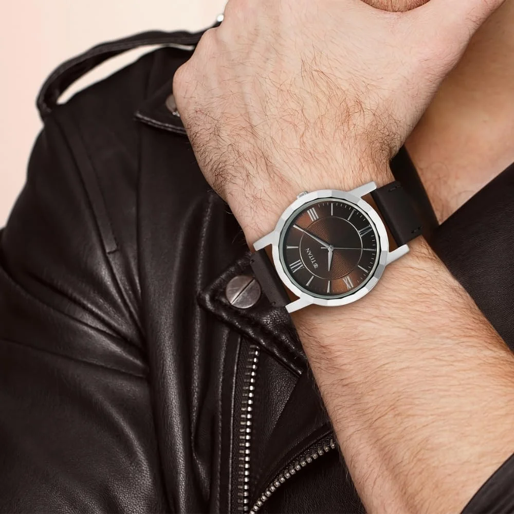 ساعت مچی مردانه تایتان کارিশما زینگ کوارتز آنالوگ با صفحه قهوه ای و بند چرمی مدل 1644SL01