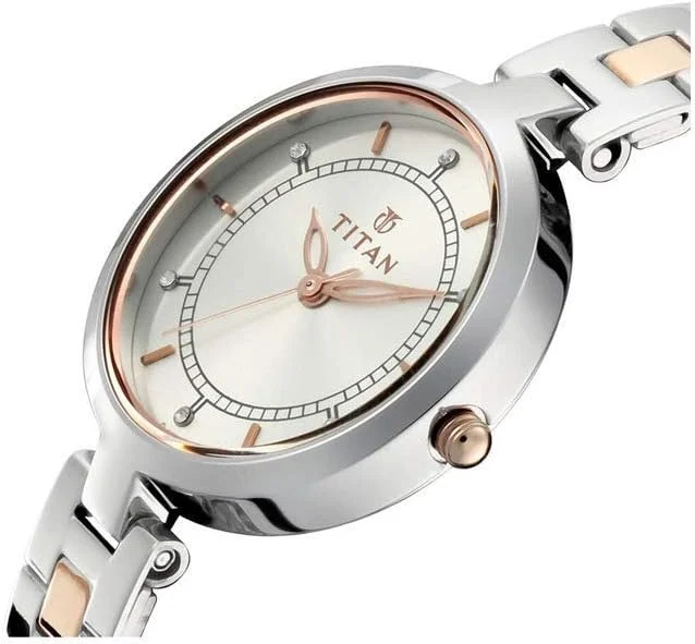 ساعت مچی عقربه‌ای تایتان باندهان با صفحه گرد نقره‌ای و بند استیل دو رنگ مناسب زوج‌ها - 17732603KM01