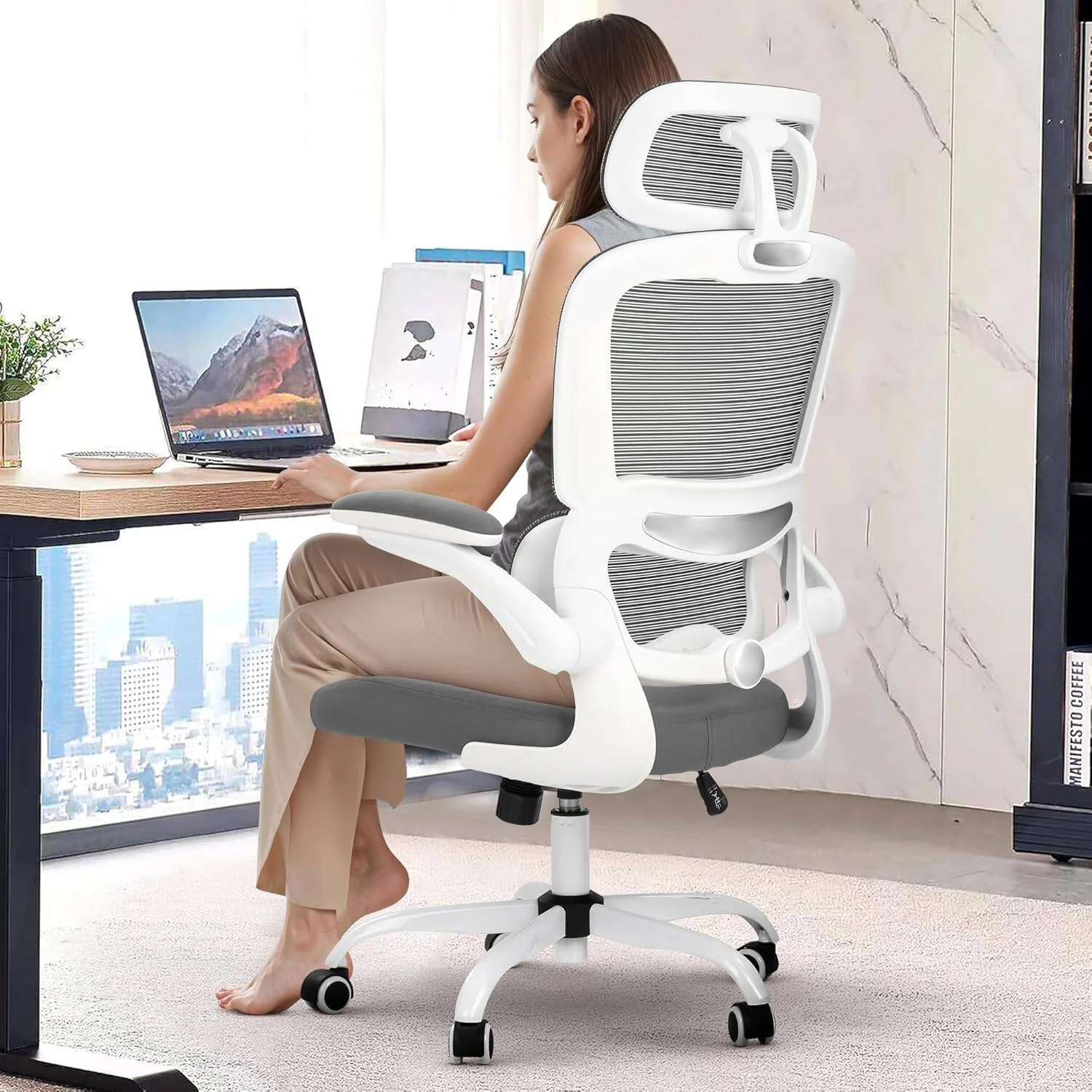 صندلی اداری ارگونومیک ممتاز دروگو برای کار در منزل، صندلی پشتی بلند با نشیمنگاه قابل تنظیم، پشتیبانی کمری و تکیه گاه سر، دسته های تاشو و حالت خوابیده، صندلی توری برای دفتر/خانه (سفید/خاکستری) | DGC108