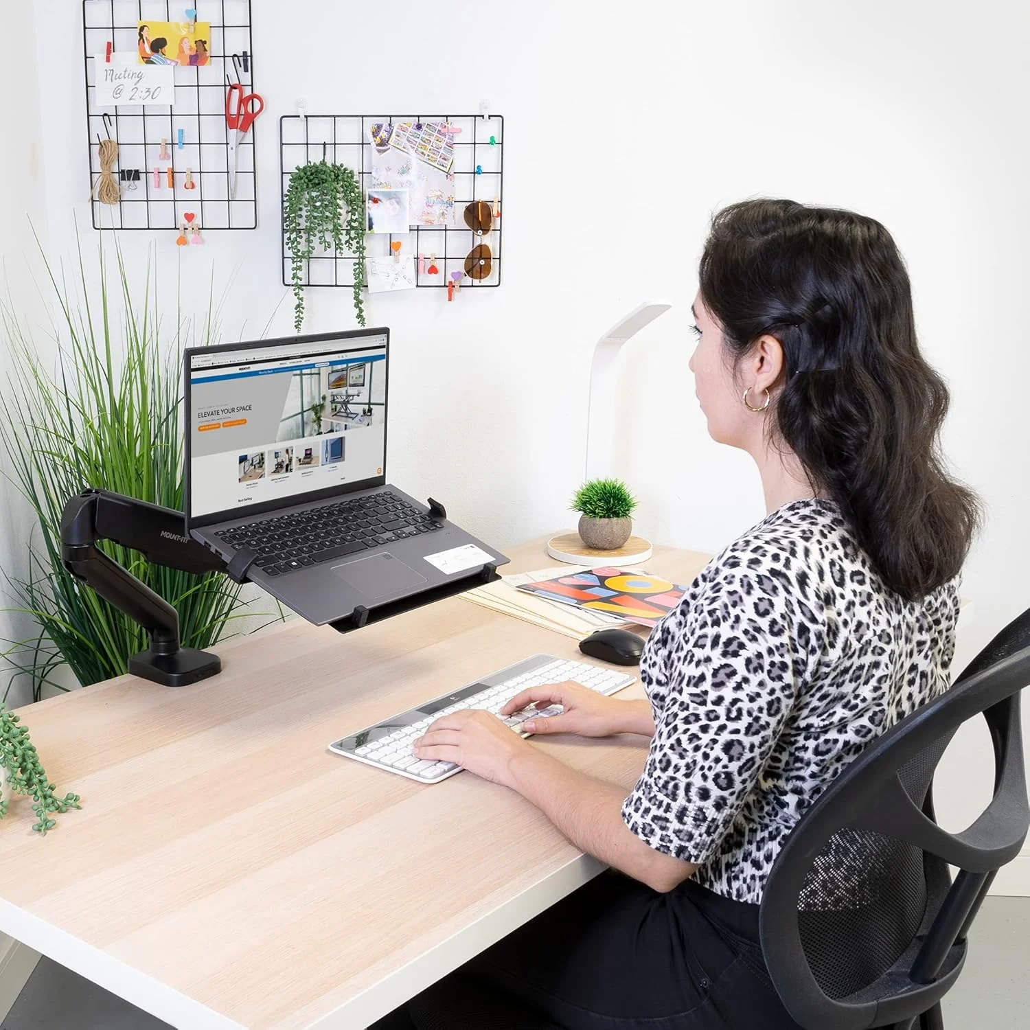 سینی نگهدارنده لپ‌تاپ قابل نصب VESA | اتصال بازویی نگهدارنده لپ‌تاپ | سینی نوت‌بوک دارای تهویه | گیره سینی لپ‌تاپ برای پایه مانیتور VESA با ابعاد 75 و 100 میلی‌متر