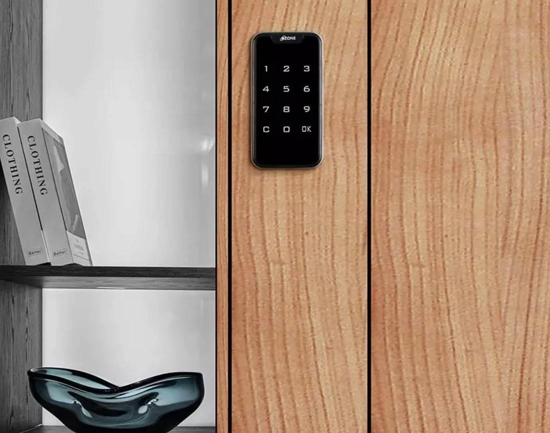 قفل کمدی هوشمند رمزدار Ozone، دسترسی با رمز عبور / کارت و برنامه، مناسب برای ضخامت 1-25 میلی متر، نشانگر باتری کم، مشکی | OZFL-201- LIFE PW