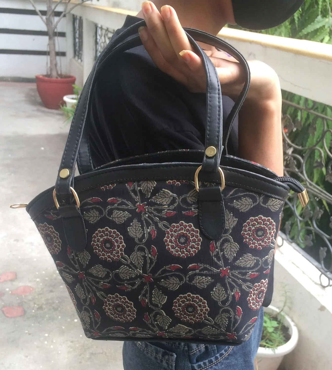 کیف دستی زنانه چرم مصنوعی وگان، کیف سازمان دهنده، دست ساز هندی، پارچه نخی با چاپ دستی آجراخ، طرح گلدار، رنگ مشکی، قهوه ای، قرمز