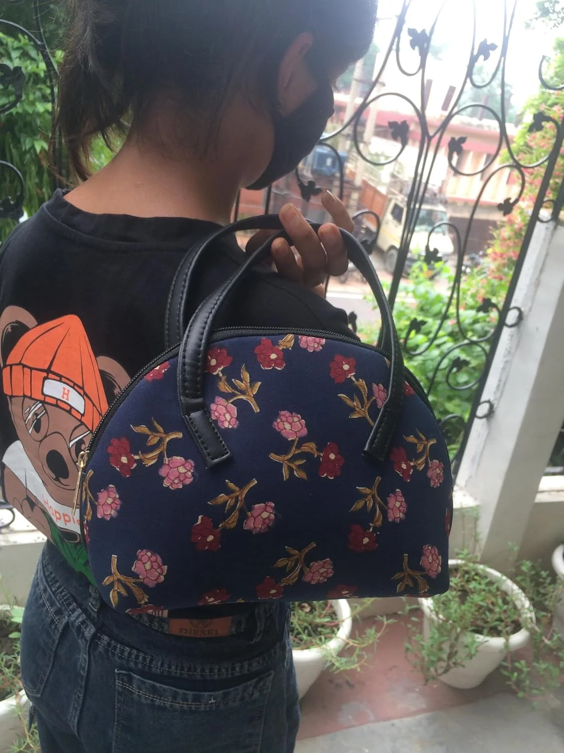 کیف دستی زنانه چرم مصنوعی وگان، کیف سازمان دهنده، دست ساز هندی، چاپ دستی آجراکی، پارچه نخی با طرح گلدار در رنگ های آبی، صورتی و قرمز.