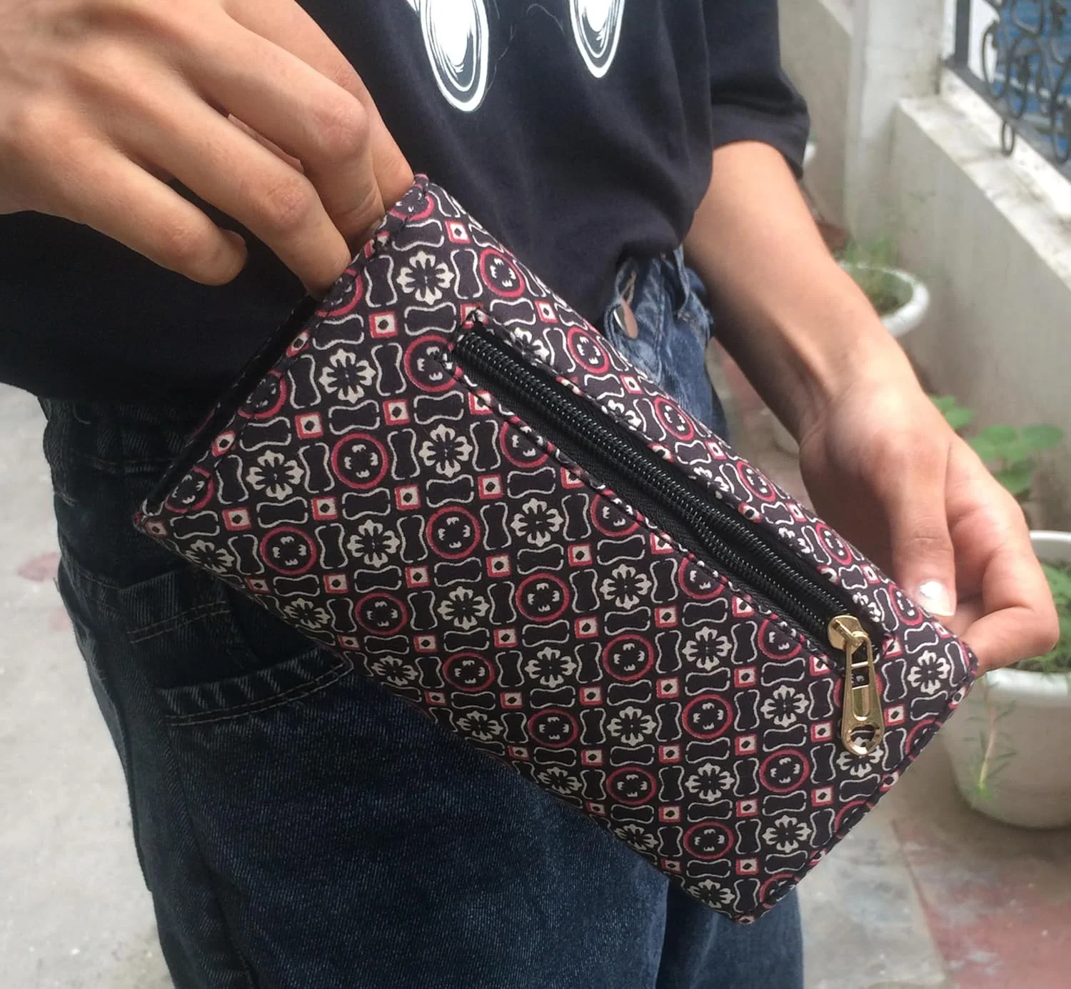 کیف دستی کلاچ چرم مصنوعی زنانه، کیف پول و ارگانایزر، دست ساز هندی، پارچه نخی آجراکی با چاپ دستی، رنگ قرمز قهوه ای