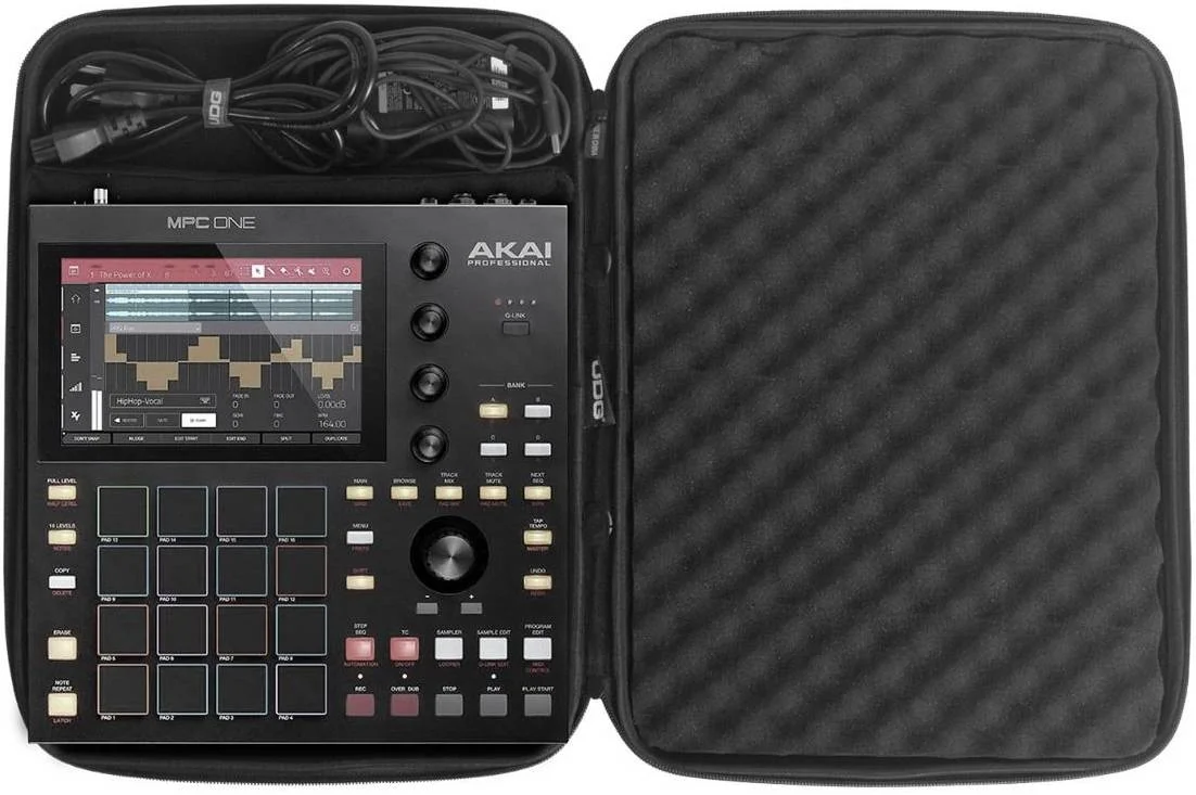 کیف هارد UDG Creator برای Akai MPC One، فوم EVA قالب‌گیری شده Durashock، فضای داخلی پشمی نرم، دسته مقاوم، دسته حمل راحت، زیپ با دستگیره آسان، مشکی | U8485BL