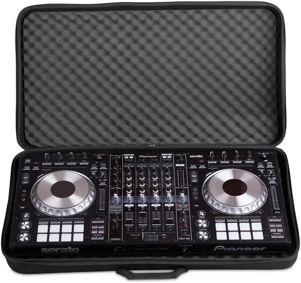 کیف حمل کنترلر UDG مدل Gear Creator Controller Hardcase 2XL MK2، فوم EVA قالب‌گیری شده Durashock، روکش نایلونی لمینت شده ضد آب، فضای داخلی Egg Crate، زیپ با دستگیره آسان، دستگیره حمل و بند شانه، مشکی | U8304BL