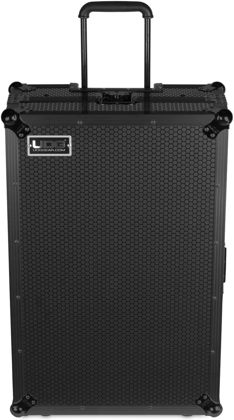 کیف حمل چند فرمتی بزرگ UDG Ultimate Flight Case XXL Plus (دارای جای لپ‌تاپ، چرخ و دسته تلسکوپی)، ساخته شده از تخته سه لایه 9 میلی‌متری (فوق‌العاده مقاوم)، فوم EVA با تراکم بالا و طرح الماس برجسته، رنگ مشکی | U91054BL