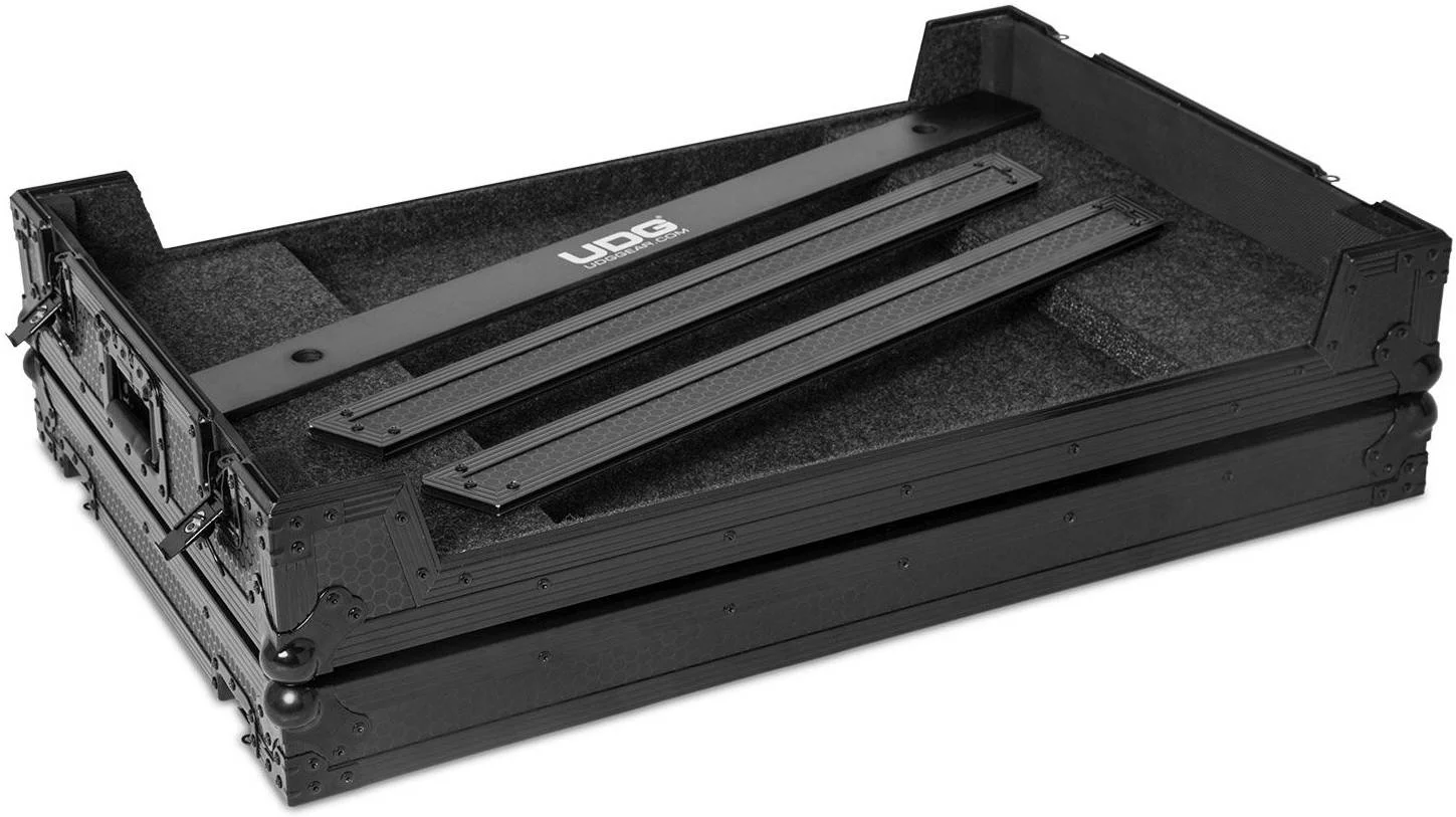 کیف حمل چند فرمتی بسیار بزرگ UDG Ultimate 3XL، به همراه چرخ، پنل دسترسی جلویی قابل جابجایی، ساختار مقاوم از تخته سه لایی ضخیم 9 میلی متری، سوراخ دسترسی کابل، مشکی | U91070BL