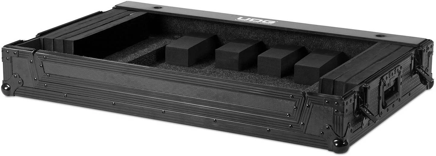 کیف حمل چند فرمتی بسیار بزرگ UDG Ultimate 3XL، به همراه چرخ، پنل دسترسی جلویی قابل جابجایی، ساختار مقاوم از تخته سه لایی ضخیم 9 میلی متری، سوراخ دسترسی کابل، مشکی | U91070BL
