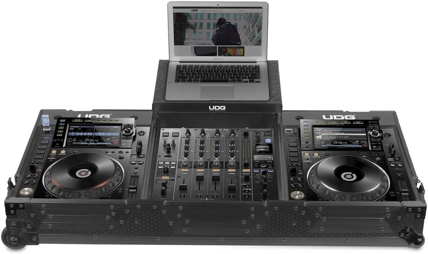 کیف حمل حرفه ای UDG برای پایونیر 2000/900 Nexus II، مدل MK2 Plus، دارای جای لپ تاپ + چرخ، ساختار مقاوم، درب جداشدنی، فضای داخلی کاملا پوشیده، مشکی | U91026BL2