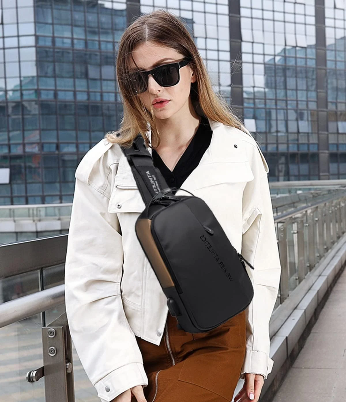 کیف دوشی ضدآب نالاکال، کوله پشتی یک طرفه مردانه با پورت شارژ USB و هدفون، کیف سبک وزن مناسب فضای باز