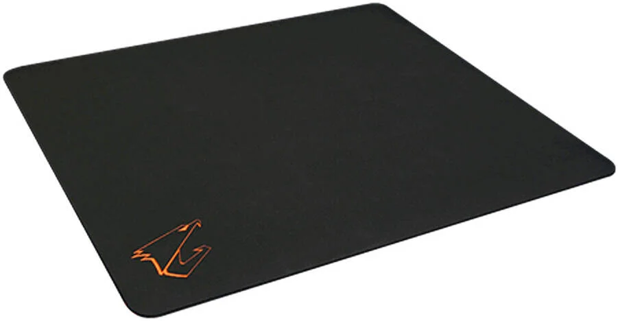 پد ماوس گیمینگ هایبرید GIGABYTE AMP500، سایز 430x370x1.8 میلی‌متر، طراحی پایه سیلیکونی هایبرید، مقاوم در برابر ریختن مایعات و قابل شستشو، لبه قالب‌گیری حرارتی برای راحتی فوق‌العاده | AMP500