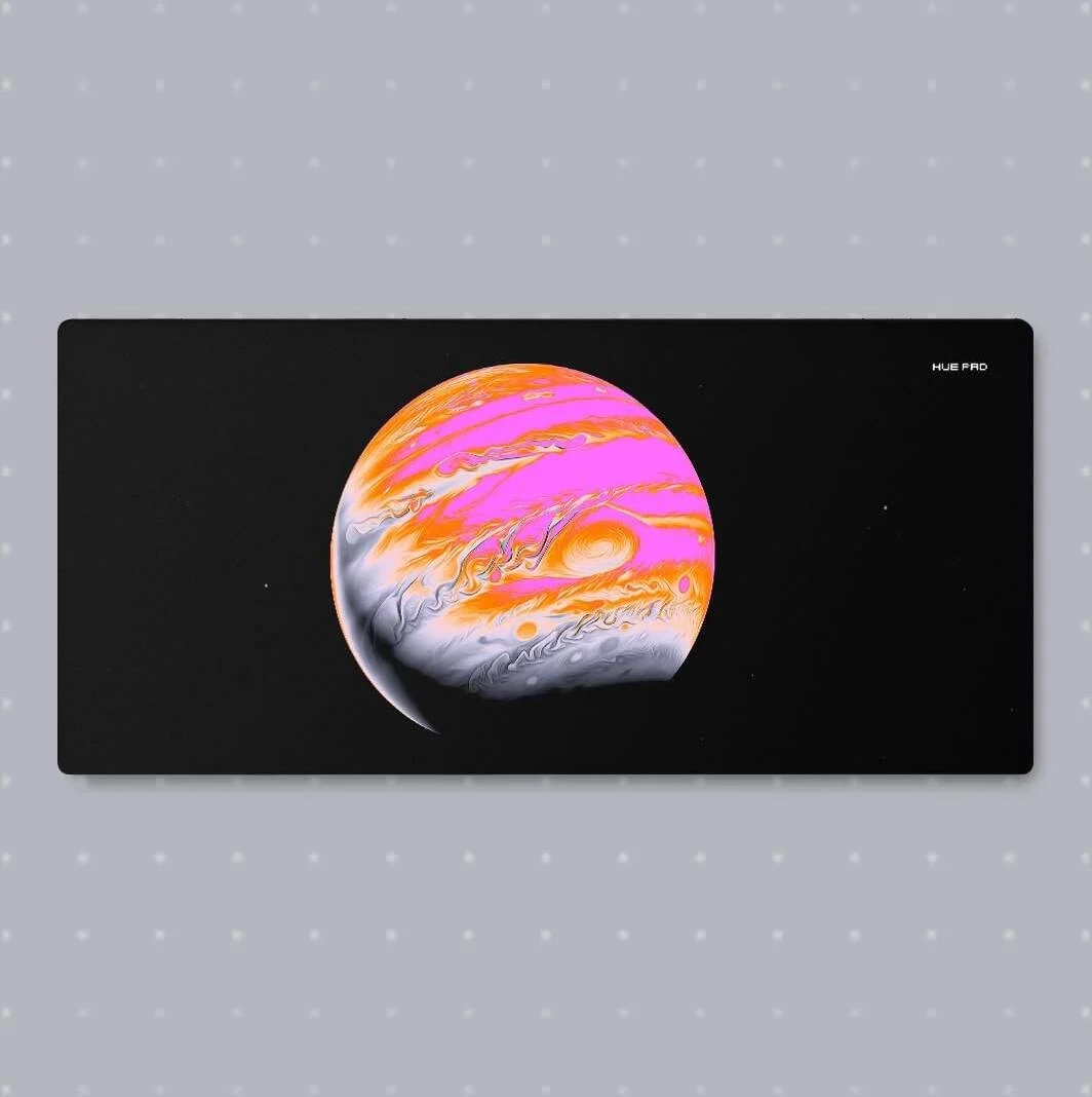 ماوس پد ممتاز سری Warm Galaxy مدل Huepad Jupiter 1، ماوس پد گیمینگ پارچه ای HYDRAGLIDE، پد رومیزی XL یا زیرانداز رومیزی به همراه کیف حمل، مشکی | HP9040-GLX-JP1-W