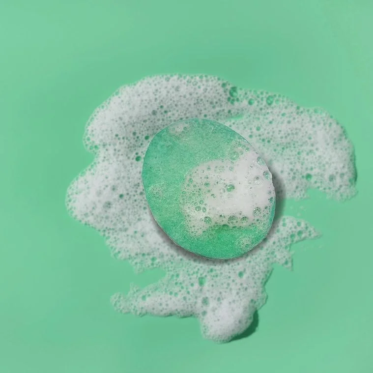 اسفنج حمام آلوئه ورا L'ÉPONGE، اسفنج حمام نوآورانه 4 در 1 با صابون طبیعی کف کننده، رایحه ای قوی و اثر لایه برداری ملایم. اسفنج طبیعی برای استفاده تا 30 بار اسفنج حمام آلوئه ورا L'ÉPONGE، اسفنج حمام نوآورانه 4 در 1 با صابون طبیعی کف کننده، رایحه ای قوی و اثر لایه برداری ملایم. اسفنج طبیعی برای استفاده تا 30 بار