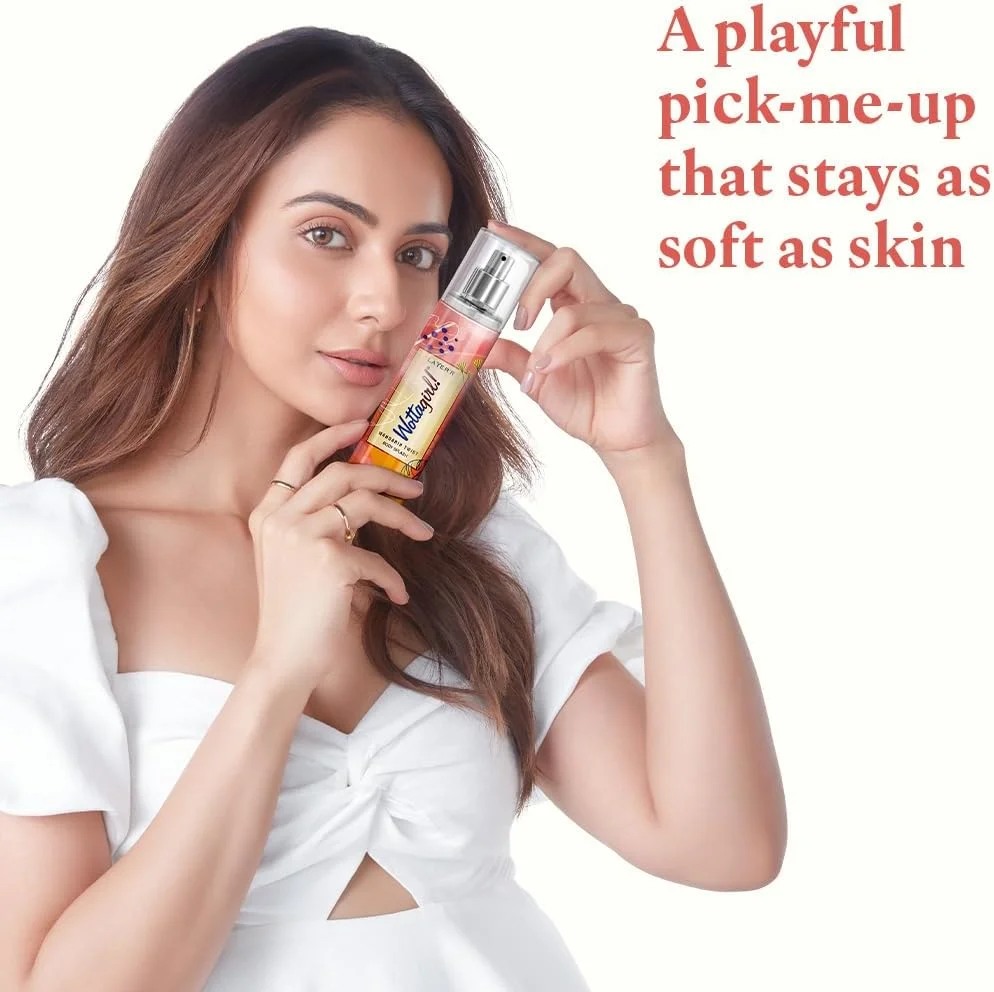 اسپری خوشبو کننده بدن زنانه Wottagirl با رایحه ماندارین توئیست | رایحه میوه ای و گلی با نت های پرتقال، تمشک، یاس و وانیل | طراوت ماندگار | 135 میلی لیتر