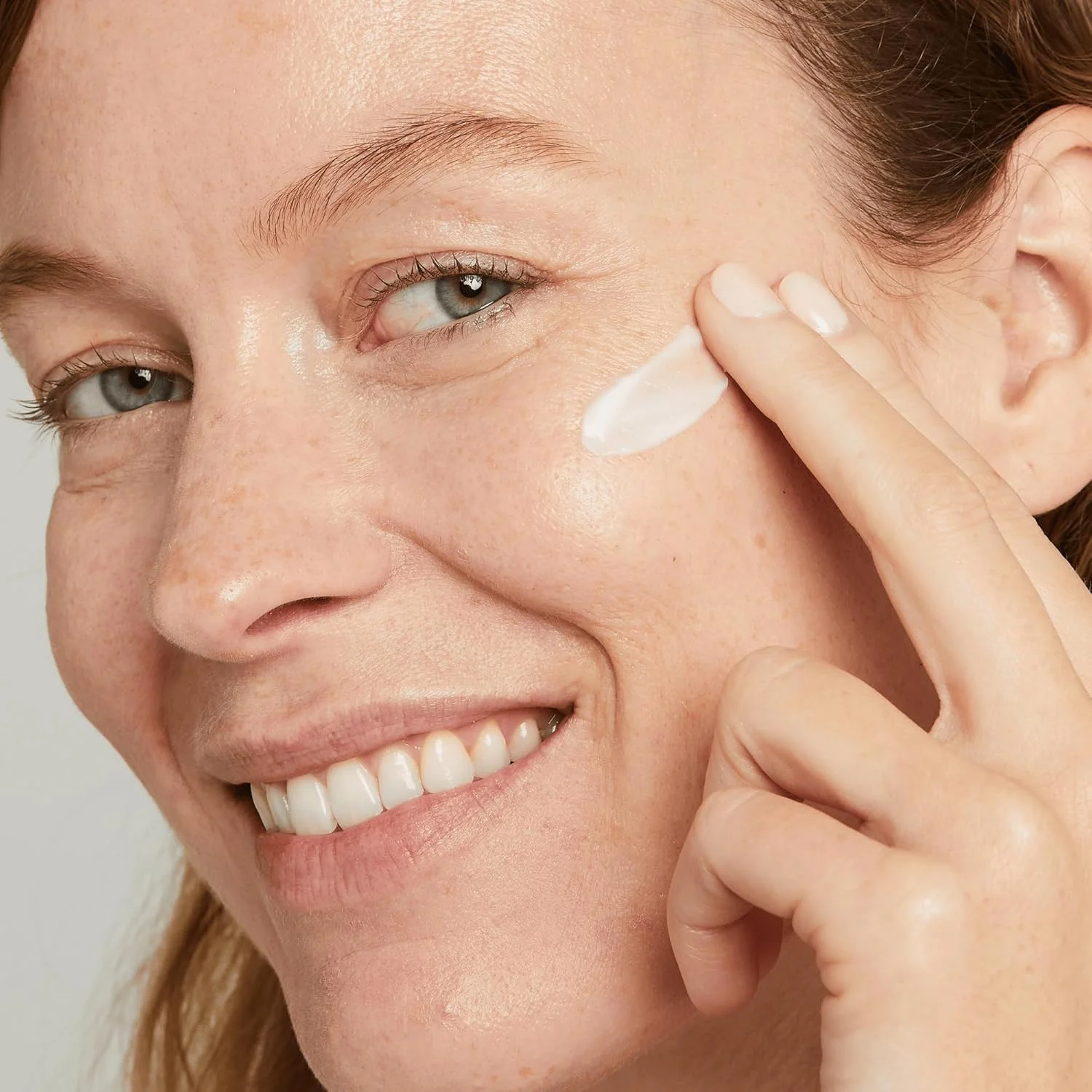 کرم شب بدون عطر لیفت و لومینیت تریپل اکشن نو7 – مرطوب کننده روشن کننده پپتید کلاژن ضد چروک با اسید هیالورونیک، هیبیسکوس و ویتامین C (50 میلی لیتر)