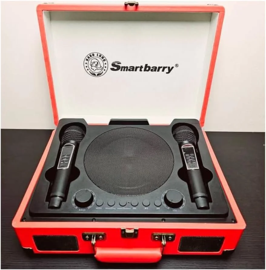 اسپیکر کارائوکه بلوتوثی قابل حمل SMARTBARRY با طراحی چمدانی منحصربه‌فرد و 2 میکروفون دوتایی، مناسب برای کارائوکه خانوادگی، استفاده در محیط‌های داخلی و خارجی و تجربه کاربری متفاوت و سازگار با محیط زیست.