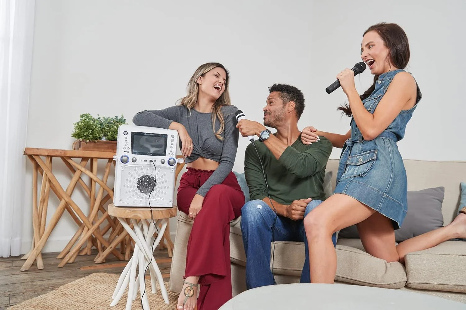 دستگاه کارائوکه بلوتوثی Singing Machine STVG785BTW با نمایشگر LCD متن ترانه و چراغ های دیسکو، سفید دستگاه کارائوکه بلوتوثی Singing Machine STVG785BTW با نمایشگر LCD متن ترانه و چراغ های دیسکو، سفید