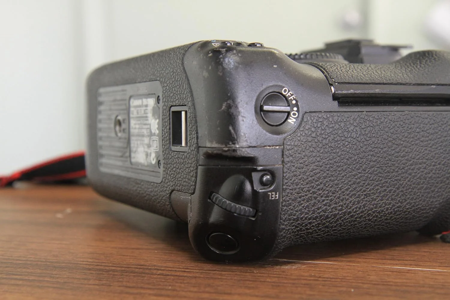 دوربین دیجیتال SLR کانن EOS-1D Mark II با حسگر 8.2 مگاپیکسل (فقط بدنه) دوربین دیجیتال SLR کانن EOS-1D Mark II با حسگر 8.2 مگاپیکسل (فقط بدنه)