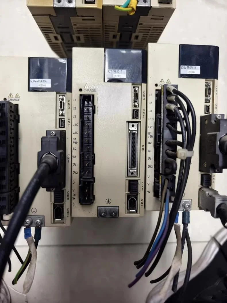 درایور سروو Sigma-5 مدل SGDV-7R6A01A002000 با توان 1 کیلووات، ولتاژ 220 ولت، انکودر 20 بیتی و کنترل پالس پرسرعت