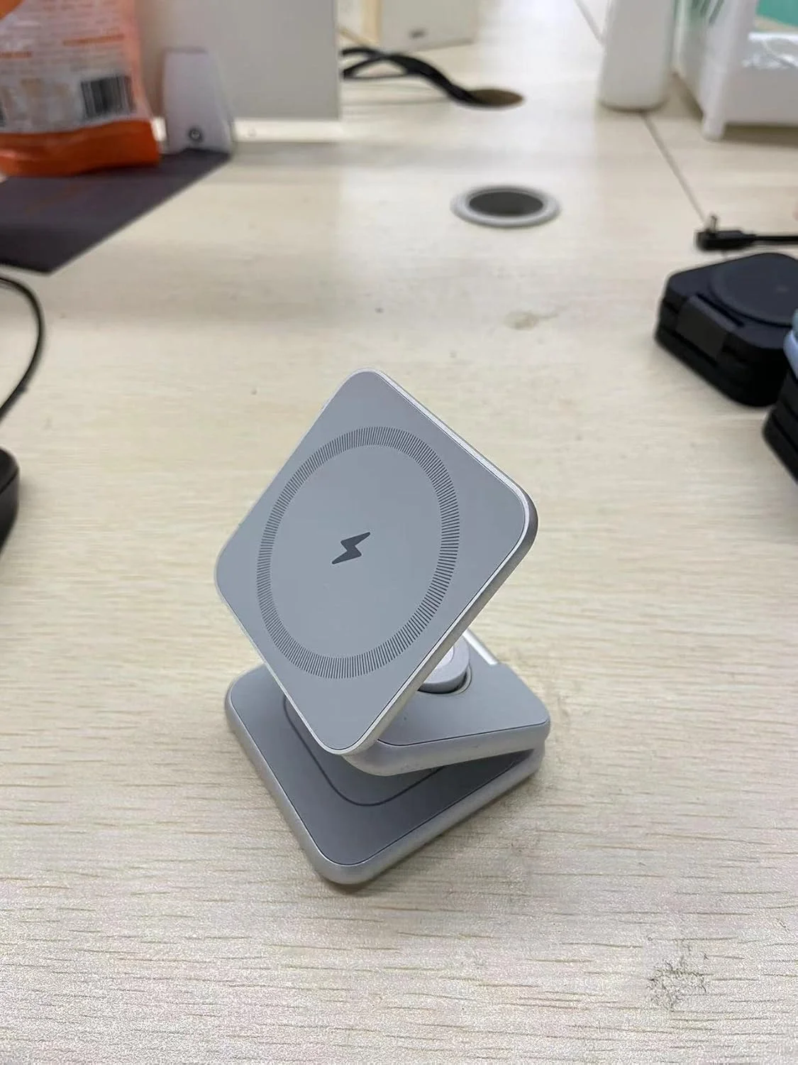 شارژر بی‌سیم 3 در 1 KU XIU X40 برای دستگاه‌های اپل، ایستگاه شارژ بی‌سیم تاشو و قابل حمل برای سری iPhone 16/15/14/13/12، Apple Watch 10/Ultra/9/8، AirPods 4/3/Pro/Pro 2 - نقره‌ای