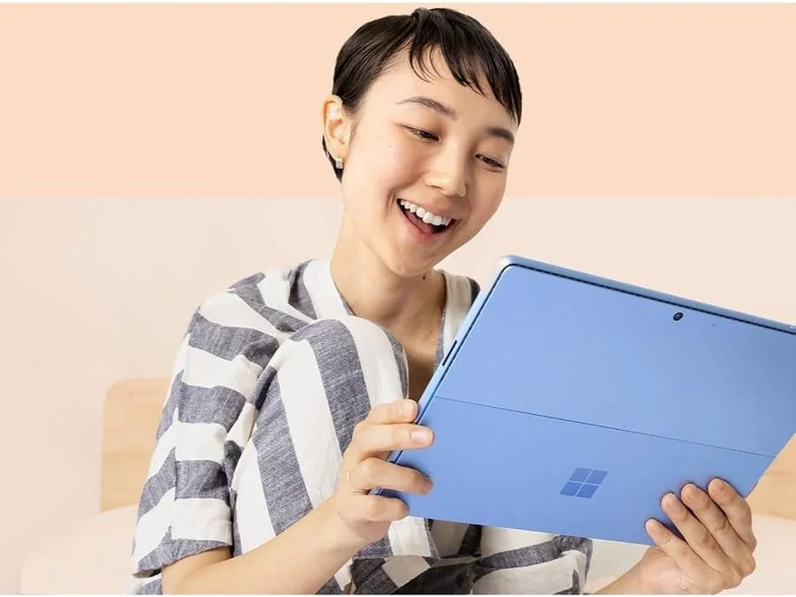 تبلت 2 در 1 مایکروسافت Surface Pro 9، پردازنده Intel Core i7، رم 16 گیگابایت، حافظه SSD 256 گیگابایت، صفحه نمایش لمسی 13 اینچی FHD+، ویندوز 11 پرو، رنگ گرافیت