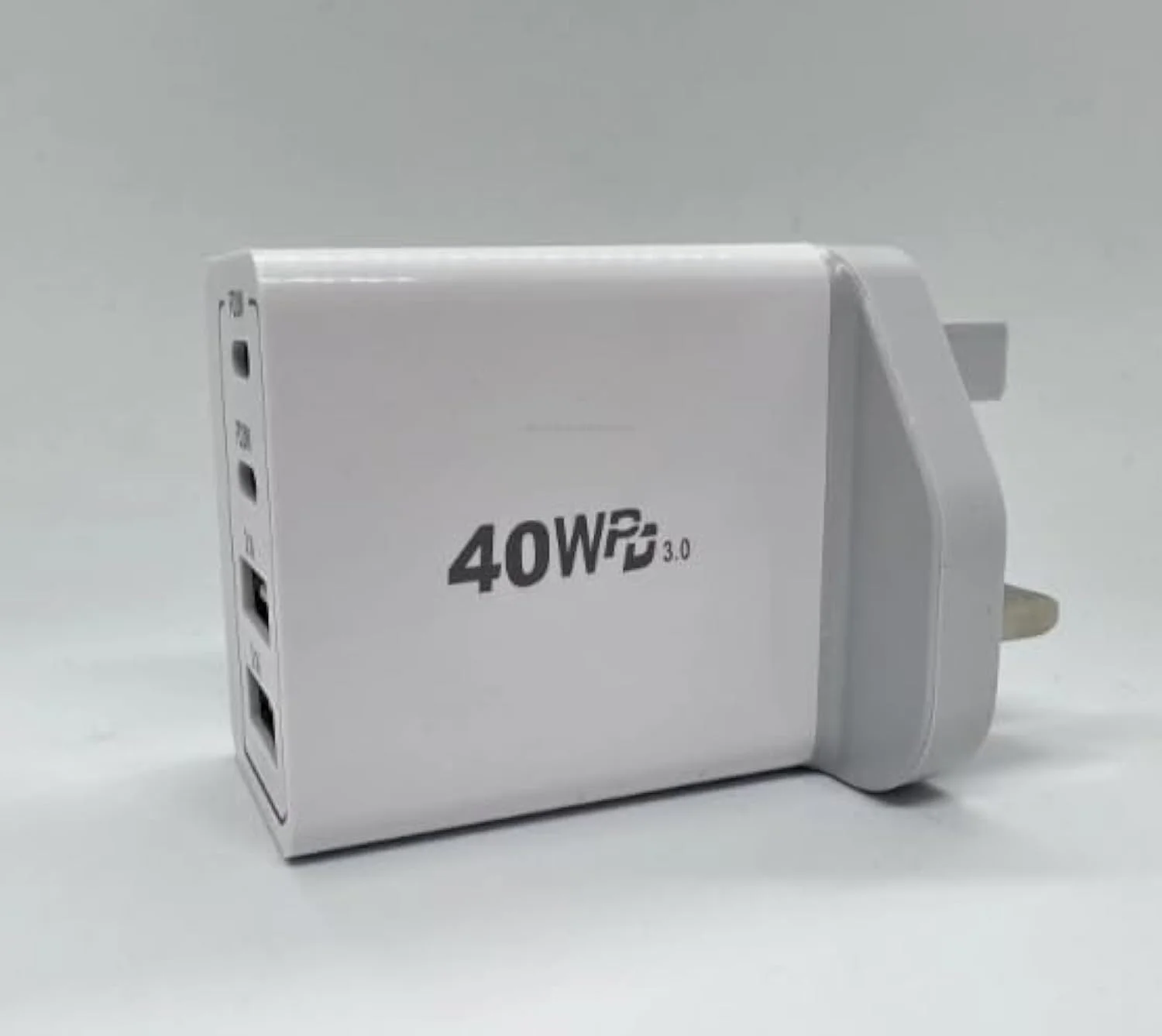 آداپتور برق 40 واتی با دوشاخه بریتانیایی، 4 پورت شامل دو پورت PD Type-C و دو پورت USB-A برای شارژ سریع دیواری تلفن های همراه و سایر دستگاه ها (سفید)