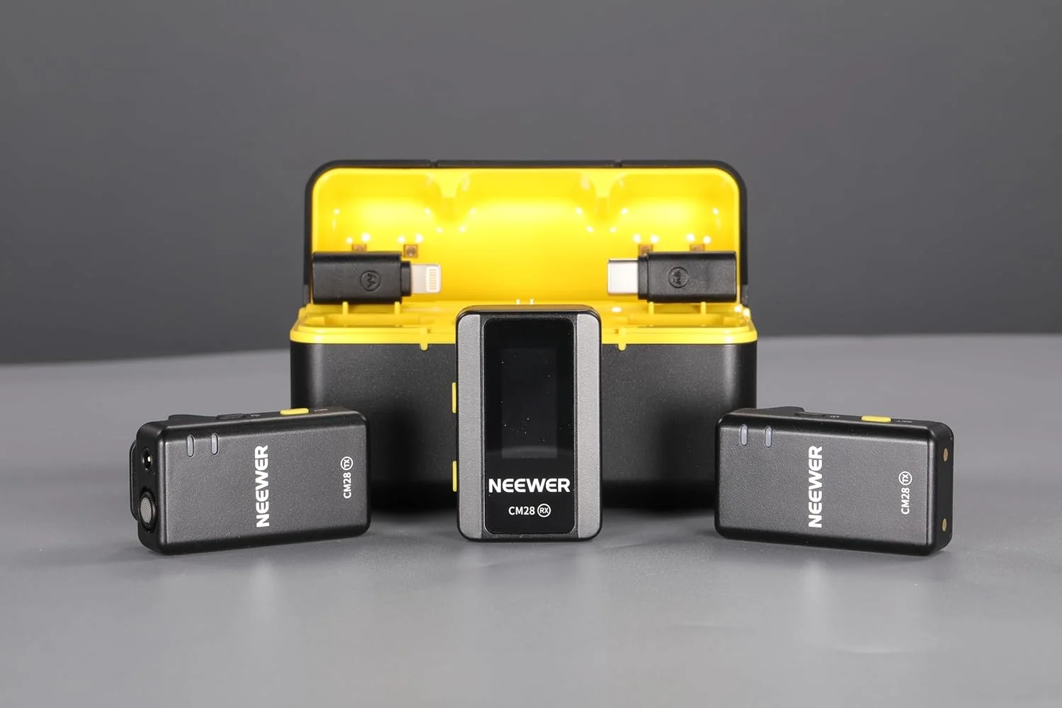 سیستم میکروفون یقه ای بی سیم NEEWER CM28 با جعبه شارژ، حذف نویز، حافظه 4 گیگابایتی، 9 ساعت ضبط، صدای غیر فشرده 48 کیلوهرتز 16 بیتی، میکروفون یقه ای، شامل بازوی جادویی قابل تنظیم 5.9 اینچی/15 سانتی متری