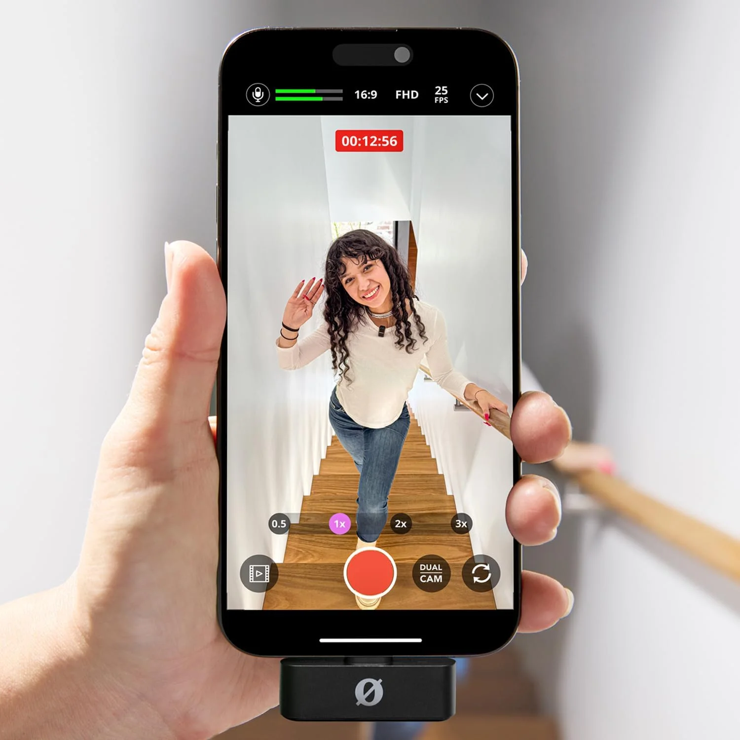 میکروفون بی سیم جمع و جور RØDE - دو میکروفون با جعبه شارژ برای تولید محتوای تلفن هوشمند - لایتنینگ، مشکی (فقط آیفون) میکروفون بی سیم جمع و جور RØDE - دو میکروفون با جعبه شارژ برای تولید محتوای تلفن هوشمند - لایتنینگ، مشکی (فقط آیفون)