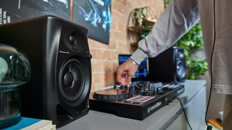 مانیتورهای رومیزی اکتیو 5 اینچی پایونیر DM-50D (مشکی) به همراه کابل های TRS به TRS حرفه ای مانیتورهای رومیزی اکتیو 5 اینچی پایونیر DM-50D (مشکی) به همراه کابل های TRS به TRS حرفه ای