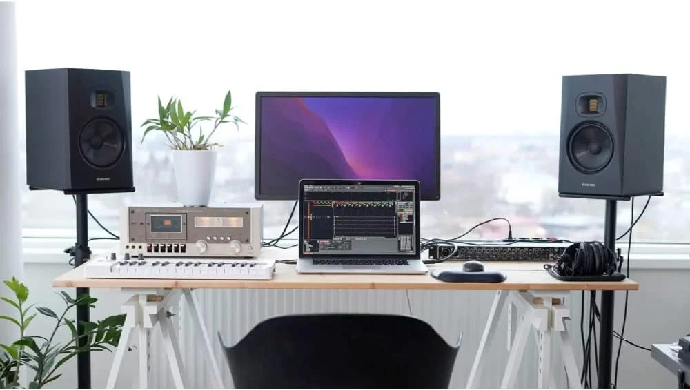 مانیتور استودیویی Adam Audio T5V (جفت) به همراه کابل های XLR حرفه ای، کابل های اتصال استریو و پارچه پولیش StreamEye مانیتور استودیویی Adam Audio T5V (جفت) به همراه کابل های XLR حرفه ای، کابل های اتصال استریو و پارچه پولیش StreamEye