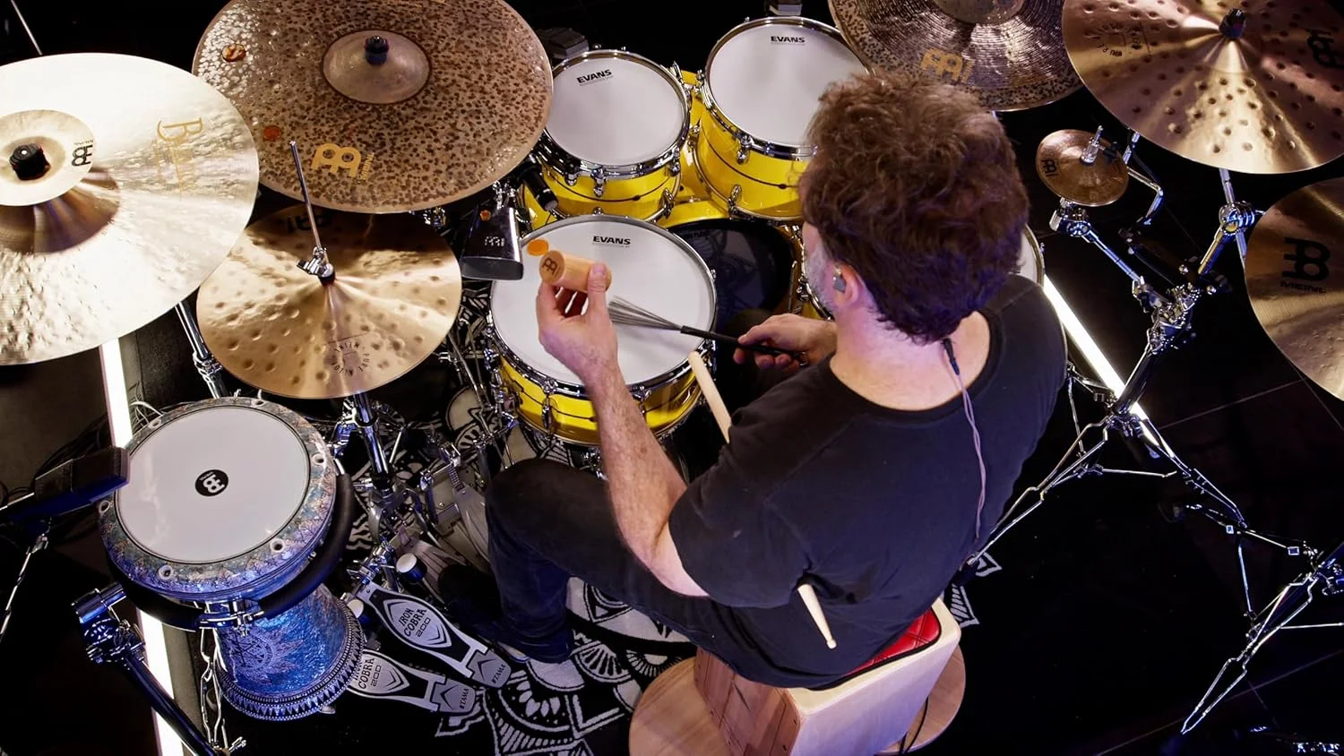 شیکر چوبی پرکاشن ماینل با حجم ریتمیک متوسط ​​— ساخت اروپا — برای موسیقی آکوستیک یا افزودن بافت به ضبط های استودیویی (SH58)