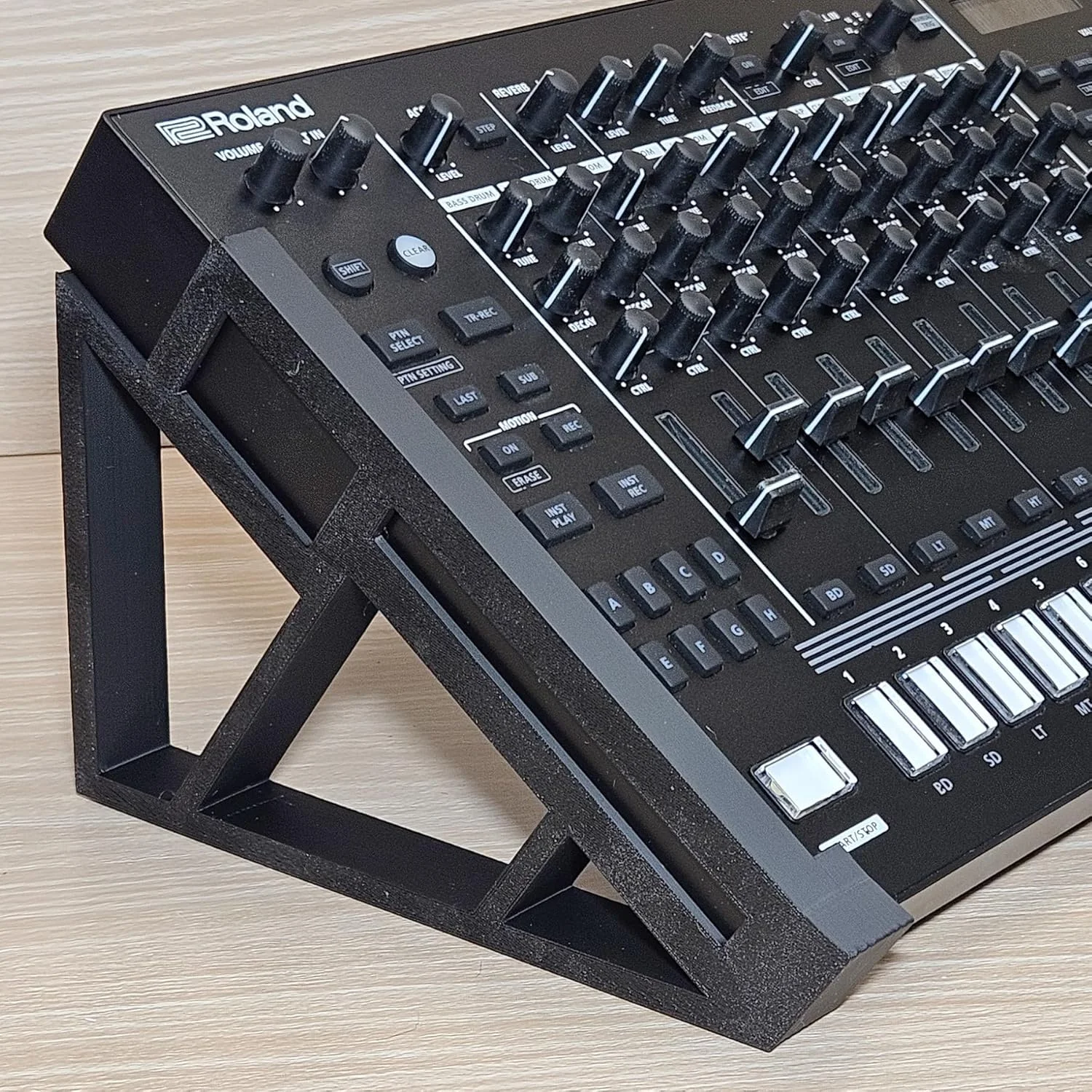 پایه رومیزی استودیویی زاویه دار برای سینتی سایزر ماشین درام Roland TR-8S Rhythm Performer