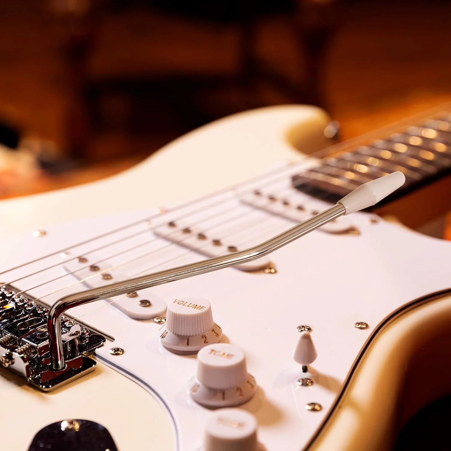 ست آغازین گیتار الکتریک مکس - GigKit - به همراه آمپلی فایر گیتار 40 واتی و تمام لوازم جانبی ضروری - سفید