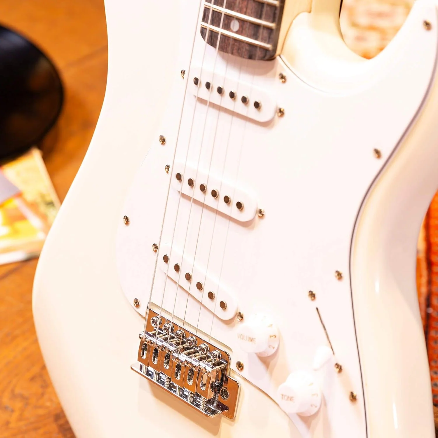 ست آغازین گیتار الکتریک مکس - GigKit - به همراه آمپلی فایر گیتار 40 واتی و تمام لوازم جانبی ضروری - سفید