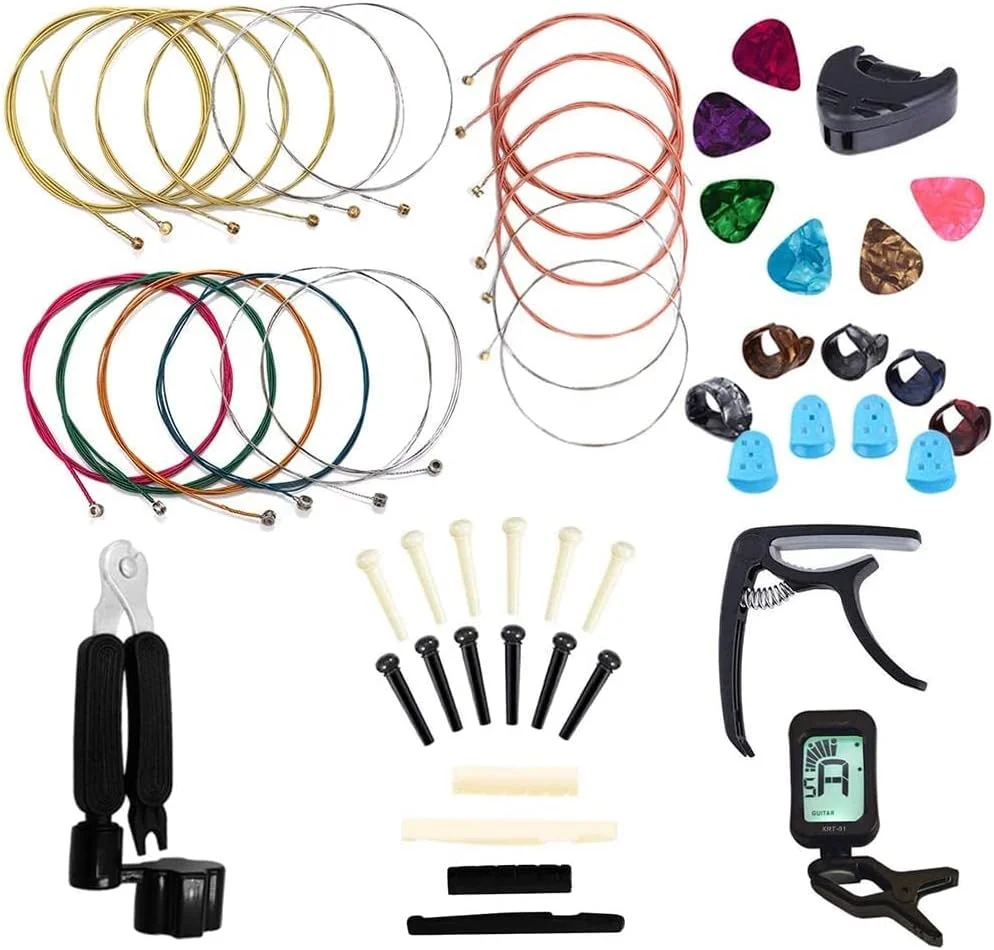 کیت لوازم جانبی گیتار شامل سیم های گیتار آکوستیک، تیونر، کاپو، ابزار سیم جمع کن 3 در 1، پیک، نگهدارنده پیک، پین های بریج، خرک و شیطانک، محافظ انگشت، پیک انگشتی
