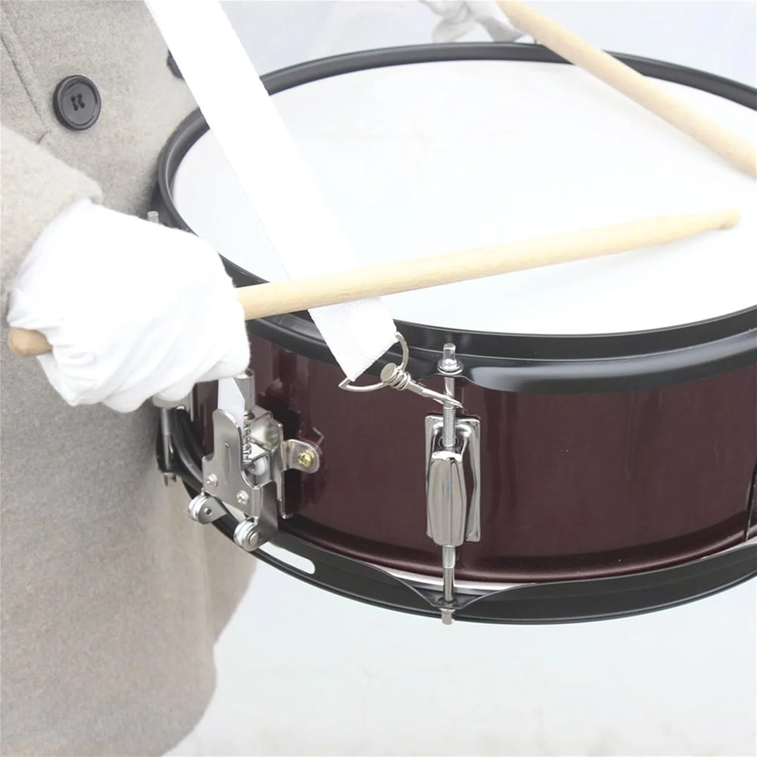 ست طبل اسنر، بدنه چوبی مناسب دانش آموزان، 14 در 5.5 اینچ به همراه 2 عدد چوب طبل، شامل آچار کوک و بند، پوسته طبل پلی استر شفاف آبی، طبل اسنر حرفه ای با روکش قرمز شرابی