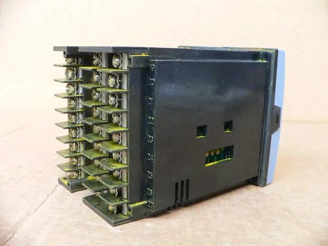 کنترلر دیجیتال یونیورسال Dc2500-E0-0L00-200-00000-00-0