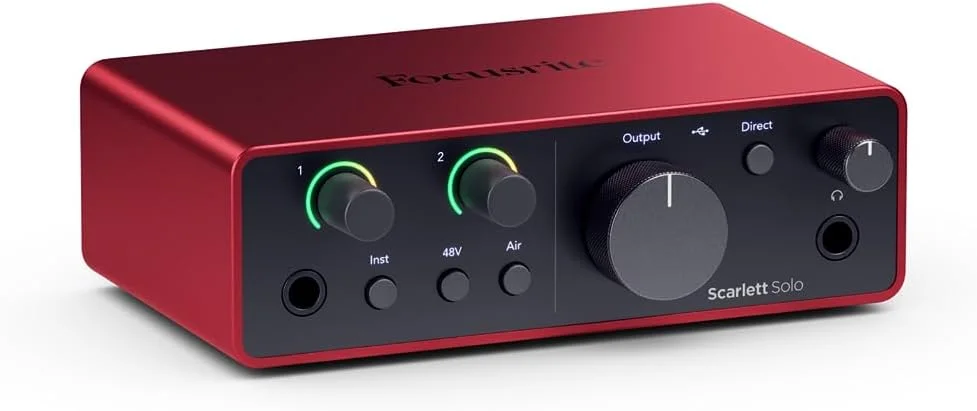 باندل استودیویی کارت صدای USB-C فوکوسرایت Scarlett Solo نسل 4 با میکروفون کاندنسر، هدفون HAS-10، لرزه‌گیر، پایه، پاپ فیلتر، کابل‌های XLR و USB + کیت نرم‌افزاری تولید خلاقانه