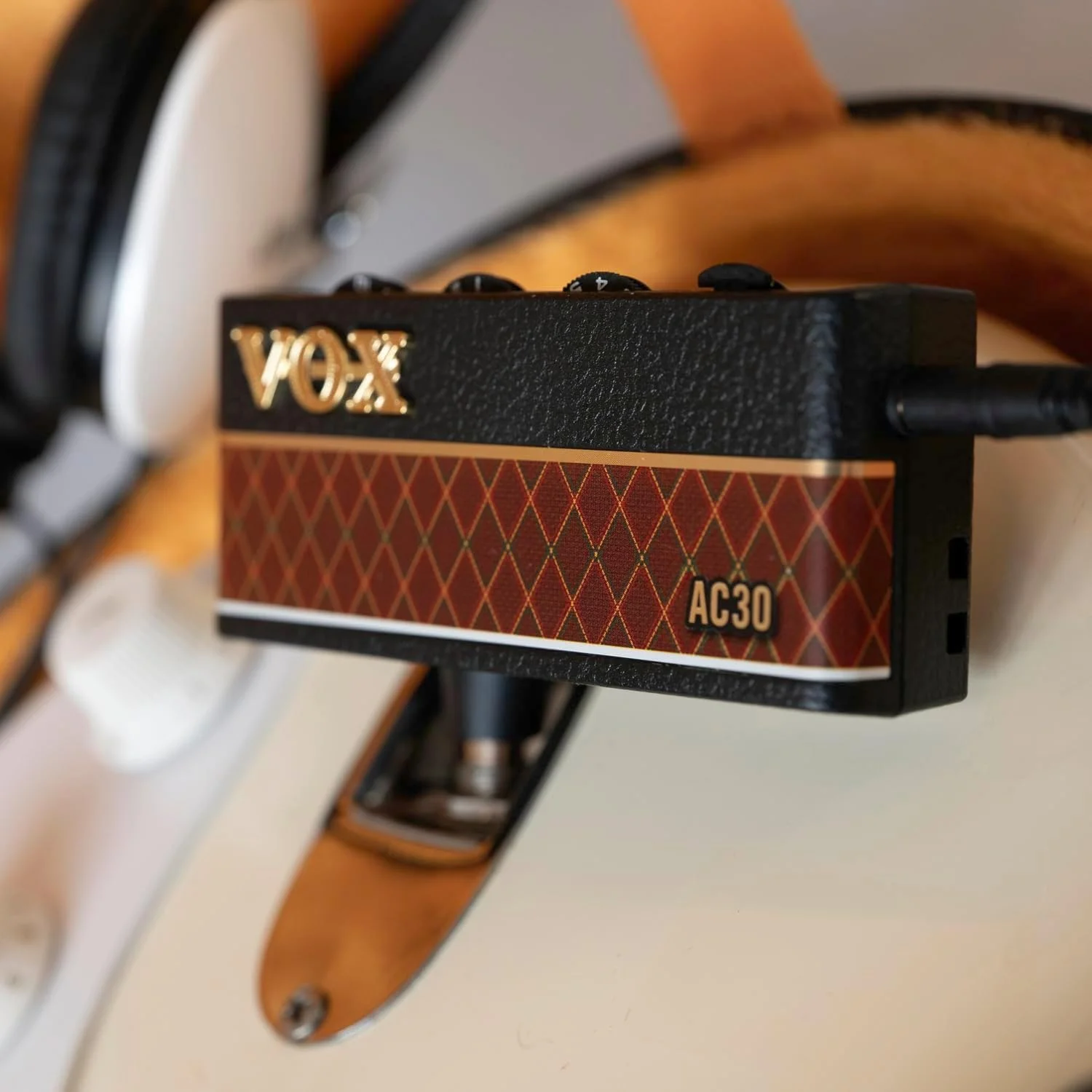 آمپلی‌فایر هدفون گیتار Vox amPlug 3 AC30 با افکت‌های استریو، ترمولو، شبیه‌سازی اسپیکر، ریتم‌های داخلی و ورودی Aux