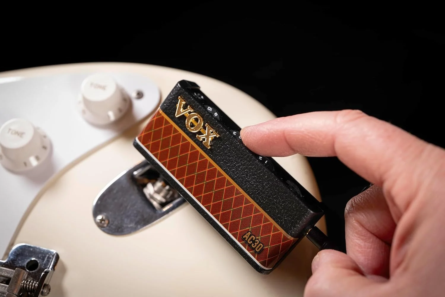 آمپلی‌فایر هدفون گیتار Vox amPlug 3 AC30 با افکت‌های استریو، ترمولو، شبیه‌سازی اسپیکر، ریتم‌های داخلی و ورودی Aux