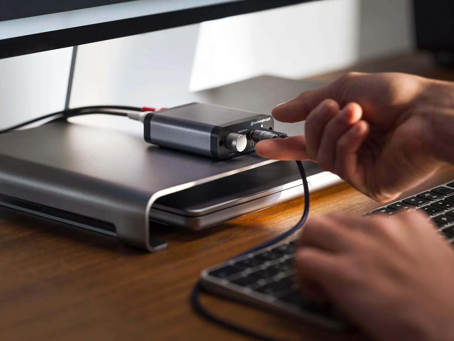 تقویت کننده هدفون قابل حمل 32 بیتی Audioengine D1P - سوئیچر آمپ DAC صوتی برای بازی و موسیقی تقویت کننده هدفون قابل حمل 32 بیتی Audioengine D1P - سوئیچر آمپ DAC صوتی برای بازی و موسیقی